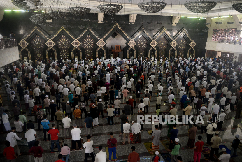 Sejumlah umat Islam menunaikan sholat Jumat berjamaah dengan menerapkan jaga jarak di Masjid At-Tin, TMII, Jakarta Timur, Jumat (13/8). 