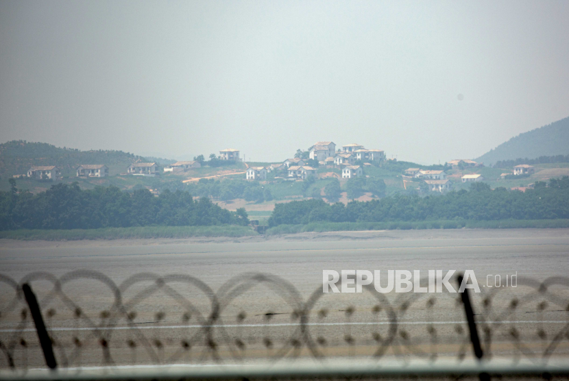 Pemandangan daerah Gaepung-gun di sisi Korea Utara dari Zona Demiliterisasi (DMZ), seperti yang terlihat dari observatorium Odusan di Paju, Gyeonggi-do, Korea Selatan, 17 Juni 2020. Ketegangan meningkat antara kedua Korea setelah Pyongyang meledakkan kantor penghubung antar-Korea yang dibangun di Seoul di kota perbatasan Korea Utara, Kaesong pada 16 Juni