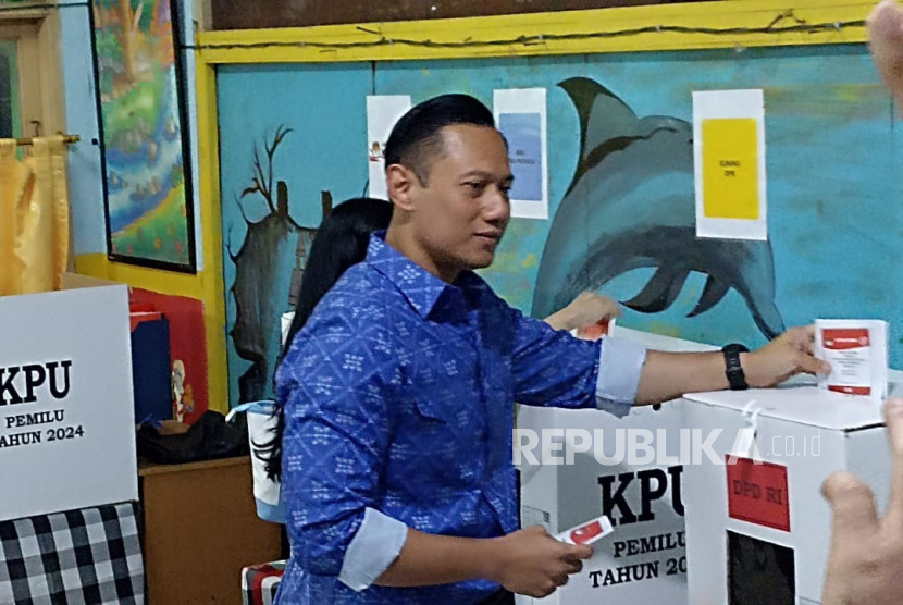 Ketua Umum DPP Partai Demokrat Agus Harimurti Yudhoyono (AHY) bersama Annisa Pohan menggunakan hak pilihnya di tempat pemungutan suara (TPS) 101, Sekolah Dasar Negeri (SDN) Bapem, Jakarta Selatan. 