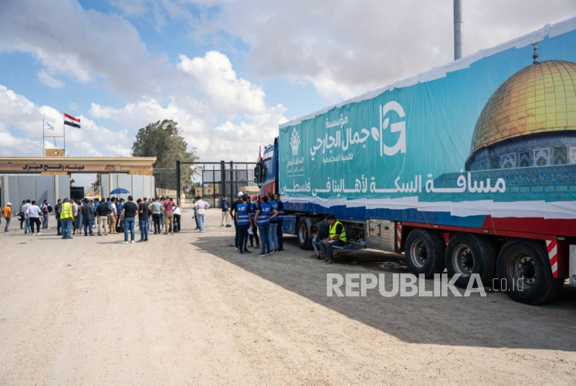  Sebuah truk konvoi bantuan kemanusiaan untuk Jalur Gaza diparkir di luar gerbang perbatasan Rafah, Mesir, 18 Oktober 2023.