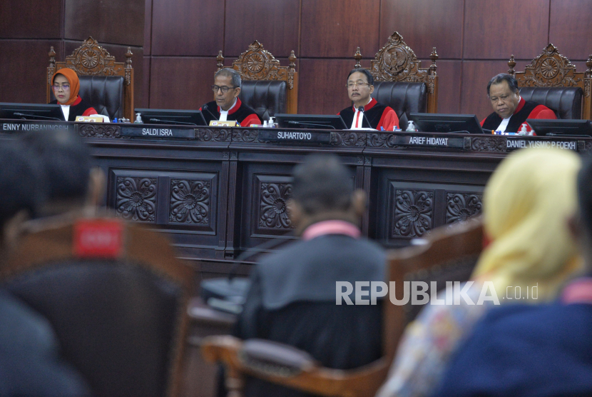 Ketua Hakim Konstitusi Suhartoyo (dua kanan) bersama hakim konstitusi lainnya memimpin jalannya sidang perkara Perselisihan Hasil Pemilihan Umum (PHPU) Pemilihan Legislatif (Pileg) 2024 dengan agenda Pengucapan Putusan/Ketetapan di Gedung Mahkamah Konstitusi, Jakarta, Selasa (21/5/2024). Mahkamah Konstitusi (MK) menggelar sidang pengucapan putusan dismissal terhadap 207 perkara PHPU hasil Pileg 2024 pada 21-22 Mei 2024. Putusan dismissal merupakan proses penelitian terhadap gugatan yang masuk. Putusan ini akan menentukan perkara mana saja yang akan diteruskan ke tahap pembuktian. MK menargetkan akan memutus perkara sengketa hasil Pileg 2024 paling lambat pada 10 Juni 2024. Hal itu sebagaimana tertuang dalam PMK Nomor 1 Tahun 2024.