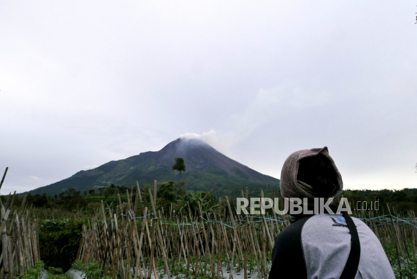 Gunung Merapi saat pagi terlihat dari Tligolele, Boyolali, Jawa Tengah, Senin (23/11). Sejak naik status Siaga Gunung Merapi, warga melakukan ronda malam secara bergantian. Selain untuk memantau kondisi Gunung Merapi juga untuk menjaga keamanan desa.