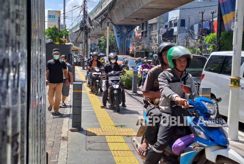 Sejumlah pengendara sepeda motor memakan badan trotoar di Tl. Santa (E.32) Jalan Wolter Monginsidi, Kecamatan Kebayoran Baru, Jalan Santa, Jakarta Selatan, Senin (17/4/2023) pagi. 