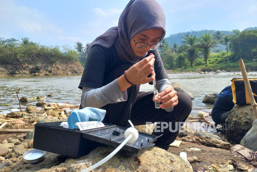 Pengujian sampel air aliran Sungai Ciwulan yang melintasi Kota Tasikmalaya, Jawa Barat, Rabu (26/7/2023). 