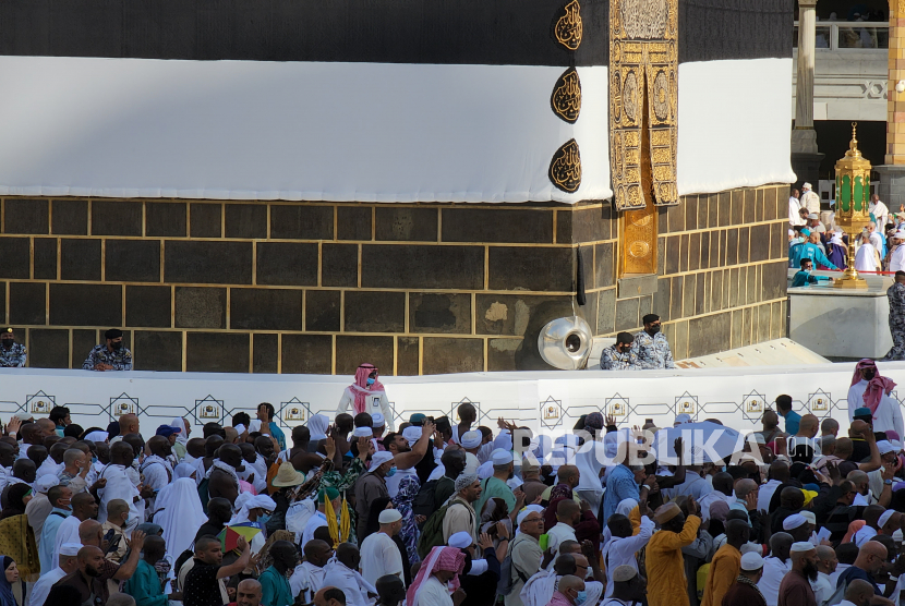 Jamaah haji melakukan Tawaf Perpisahan di sekitar Kabah di Masjidil Haram di Mekkah, Arab Saudi, 11 Juli 2022. Perusahaan Umroh di Arab Saudi Wajib Keluarkan Izin Bagi Jamaah