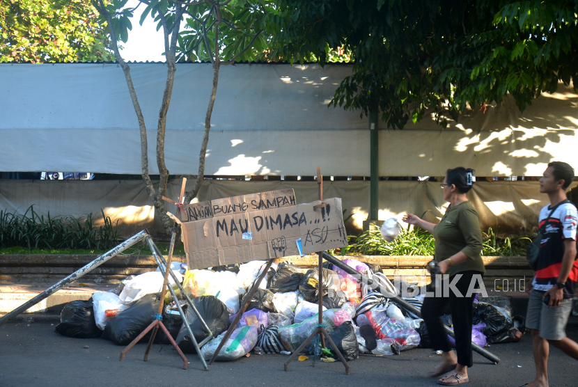 Pengunjung membuang bungkusan pada tumpukan sampah di salah satu titik luar Pasar Beringharjo, Yogyakarta, beberapa waktu lalu.