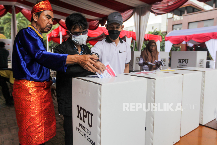 Petugas membantu penyandang tuna netra memasukan surat suara saat simulasi pemungutan suara Pemilu 2024 di Kantor Wali Kota Jakarta Pusat, Rabu (17/1/2024). KPU Kota Jakarta Pusat menggelar simulasi pemungutan dan penghitungan suara di Tempat Pemungutan Suara (TPS) jelang Pemilu 2024. Kegiatan dilaksanakan untuk memberikan pengenalan kepada pemilih tahapan proses yang harus dilalui saat proses pemungutan suara. Simulasi tersebut menghadrikan empat jenis surat suara yaitu surat suara Presiden, DPR, DPD dan DPRD Provinsi.