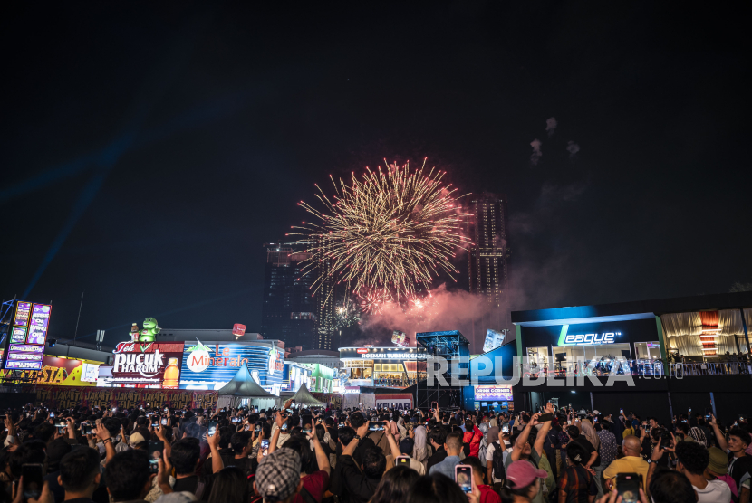 Sejumlah pengunjung menyaksikan pesta kembang api  pada hari terakhir penyelenggaraan Jakarta Fair Kemayoran 2024 di JIEXpo Kemayoran, Jakarta, Ahad (14/7/2024). PT Jakarta International Expo menyebutkan selama 33 hari penyelenggaraan Jakarta Fair Kemayoran 2024 yang diikuti oleh 2.550 pelaku usaha itu berhasil mencatat transaksi jual beli lebih dari Rp7,5 triliun. 