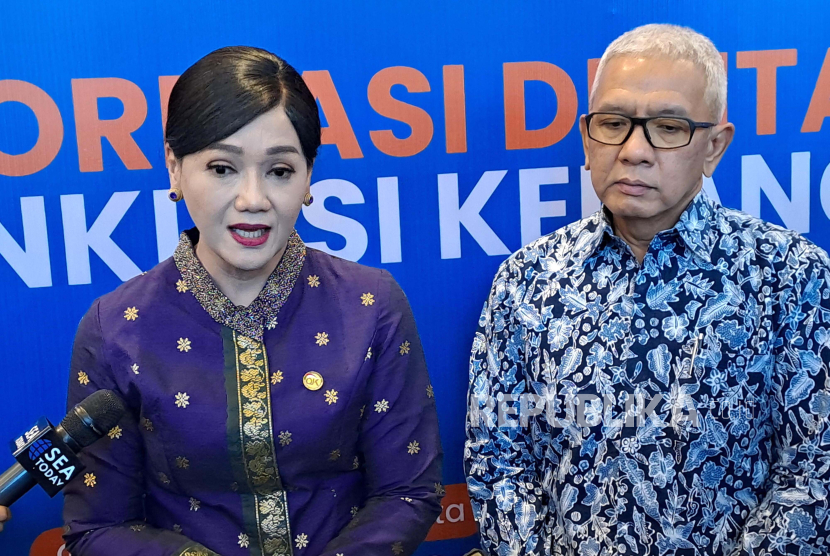 Kepala Eksekutif OJK Friderica Widyasari Dewi (kiri) dan Deputi Kemenko Bidang Perekonomian Rudy Salahuddin (kanan) di Jakarta, Jumat (2/2/2024). 