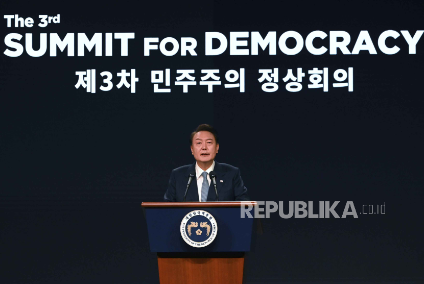 Presiden Korea Selatan Yoon Suk Yeol berbicara saat upacara pembukaan KTT Demokrasi ketiga di Seoul, Korea Selatan, Senin, (18/3/2024).