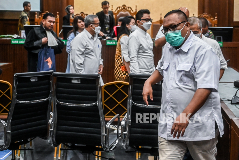 Sejumlah terdakwa kasus dugaan korupsi tunjangan kinerja (tukin) Kementerian ESDM berjalan meninggalkan ruangan usai mengikuti sidang pembacaan putusan di Pengadilan Tipikor, Jakarta, Jumat (15/3/2024). Majelis hakim memvonis sepuluh orang terdakwa yang PNS di Kementerian ESDM dengan hukuman dua hingga enam tahun penjara, denda Rp300 juta serta membayar uang pengganti antara Rp355 juta hingga Rp12,4 miliar tergantung dengan peran dan jumlah uang yang dikorupsi terdakwa dalam kasus tersebut. 