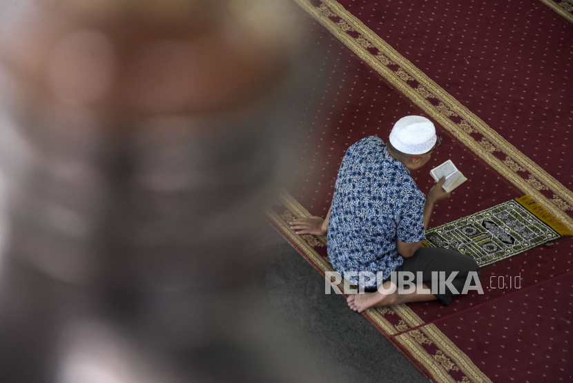 Umat muslim membaca Alquran di Masjid Pusdai, Kota Bandung, Jawa Barat. Bacaan Dzikir Setelah Sholat Jumat, Ini Urutannya 
