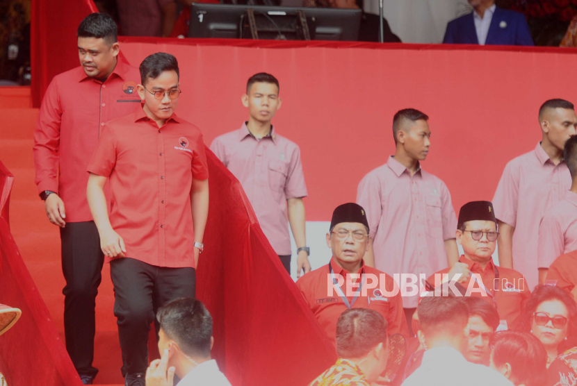 Kepala daerah dari PDI Perjuangan Gibran Rakabuming Raka dan Bobby Nasution. Bawaslu menduga kuat aksi kepala daerah PDIP ajak memilih Ganjar melanggar UU Pemilu.