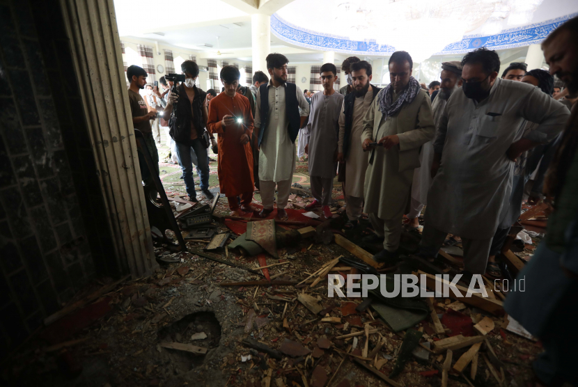  Orang-orang memeriksa tempat serangan yang menargetkan sebuah masjid di pusat kota Kabul, Afghanistan. Persatuan diperlukan terutama di negara sahabat dan negara tetangga Afghanistan. Ilustrasi. 