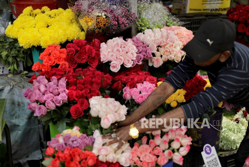Penjual bunga (ilustrasi). Penjual bunga beragama Islam tidak dibenarkan menjual bunga kepada pasangan muda yang belum menikah untu merayakan Hai Valentine.