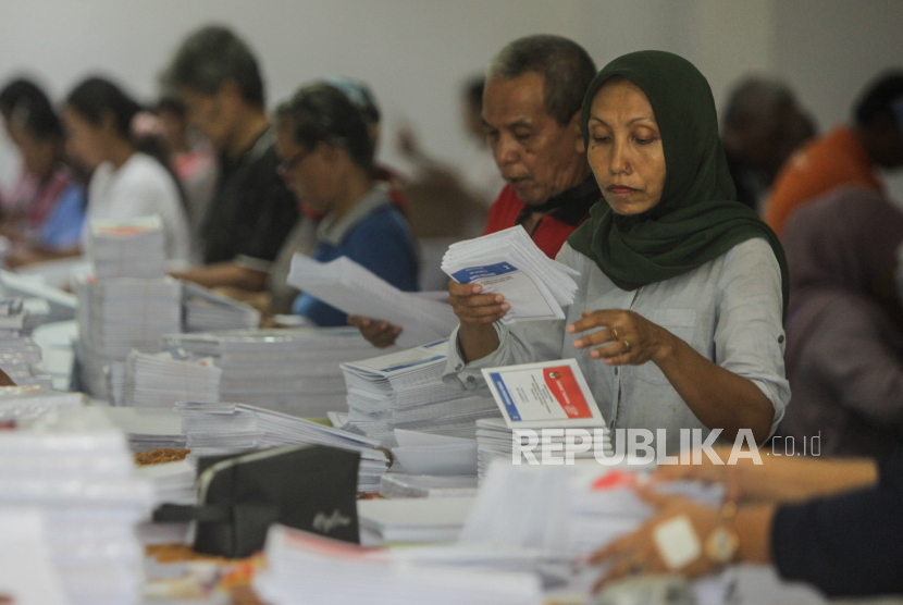 Pekerja menyusun surat suara yang telah dilipat di Kantor KPU Jakarta Utara, Selasa (2/1/2024). 