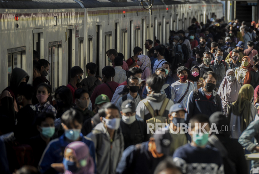 Sejumlah penumpang saat akan menaiki KRL Commuter Line di Stasiun Tanah Abang (ilustrasi)