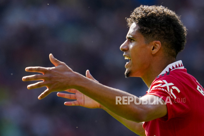 Reaksi pemain Manchester United Raphael Varane pada pertandingan sepak bola Liga Premier Inggris antara Manchester United dan Wolverhampton di stadion Old Trafford di Manchester, Inggris, Sabtu (13/5/2023). 