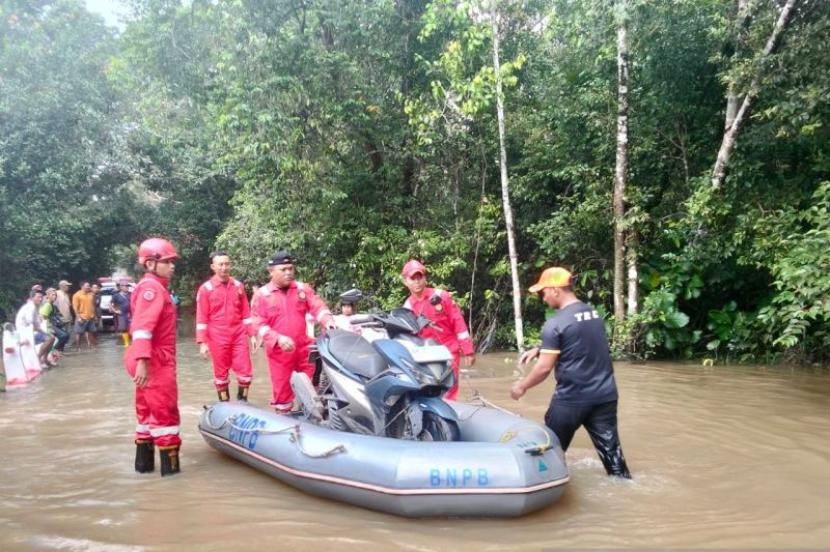 BPBD Belitung Evakuasi Belasan Kendaraan Terjebak Banjir di Membalong