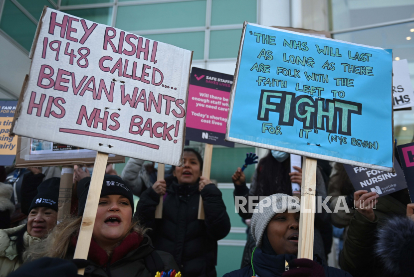  Para pekerja NHS memprotes piket di luar University College Hospital di London, Inggris, 18 Januari 2023.Inggris kembali menghadapi aksi mogok nasional para pekerja lintas sektor pada Rabu (1/2/2023).