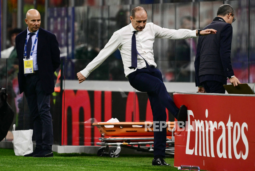 Pelatih Juventus asal Italia Massimiliano Allegri menendang papan iklan. 