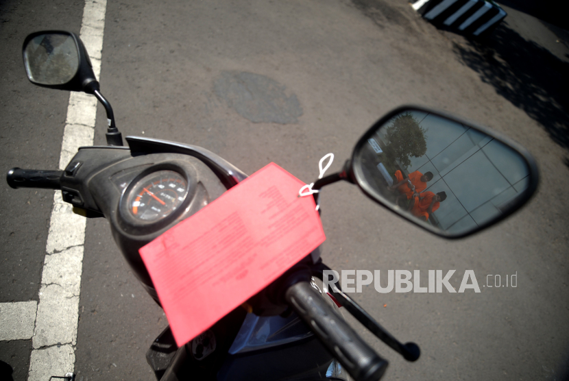 Sepeda motor barang bukti pencurian sepeda motor (Curanmor). Polresta Bogor Kota menangkap sepasang pencuri dan penadah sepeda motor curian yang telah beraksi sebanyak 20 kali. 
