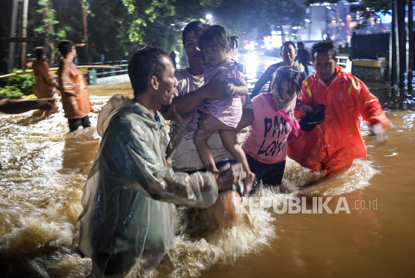 Sejumlah petugas Penanganan Prasarana dan Sarana Umum (PPSU) membantu warga menerjang banjir di kawasan Jeruk Purut, Jakarta Selatan, Kamis (6/10/2022).  Sejumlah daerah di Jakarta terendam banjir akibat timngginya intensitas hujan yang melanda daerah tersebut. 