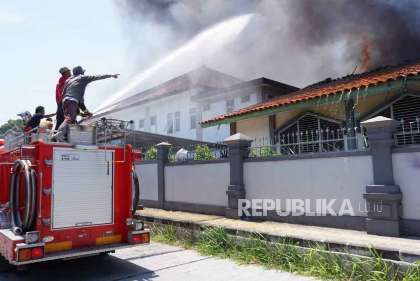 Petugas berupaya memadamkan api yang membakar ruang logistik di RSUD dr Slamet, Kabupaten Garut, Jawa Barat, Ahad (1/10/2023). 