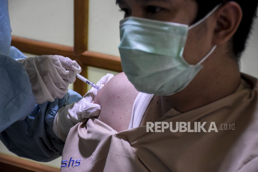 Vaksinator menyuntikan vaksin Covid-19 Sinovac ke tenaga kesehatan (ilustrasi). Foto: Abdan Syakura/Republika