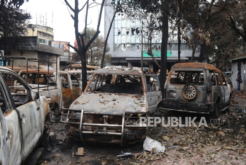 Kendaraan yang terbakar terlihat di dalam gedung pemerintah setelah terjadinya aksi protes di Dhaka, Bangladesh, Senin (22/7/2024).Pada tanggal 22 Juli Bangladesh memberlakukan jam malam. Pemerintah Bangladesh memberlakukan jam malam nasional dan mengerahkan pasukan militer setelah kekerasan terjadi di Dhaka dan wilayah lain menyusul protes yang dipimpin mahasiswa yang menuntut reformasi sistem kuota kerja pemerintah.