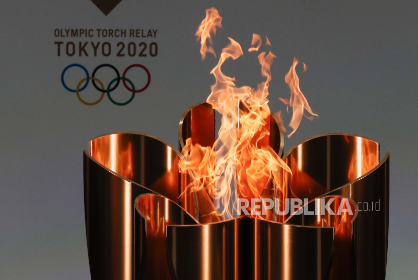  Kuali perayaan terlihat menyala pada hari pertama estafet obor Olimpiade Tokyo 2020 di Naraha, prefektur Fukushima, timur laut Jepang, Kamis (25/3).