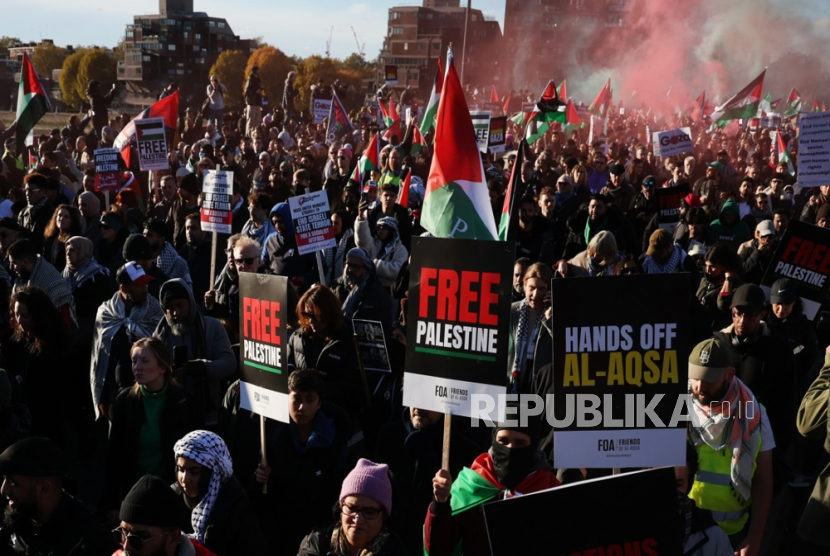 Ribuan peserta demo Palestina saat melakukan aksi duduk di Stasiun Waterloo di pusat kota London, Inggris, Sabtu (11/11/2023).