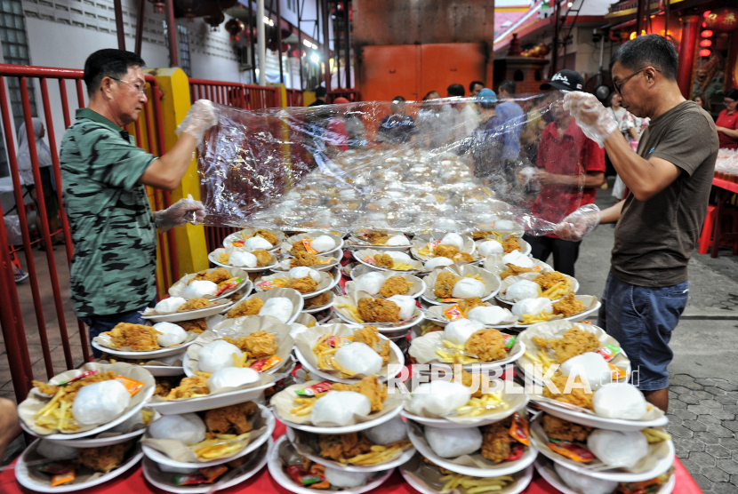 Panitia menyiapkan makanan untuk berbuka puasa.