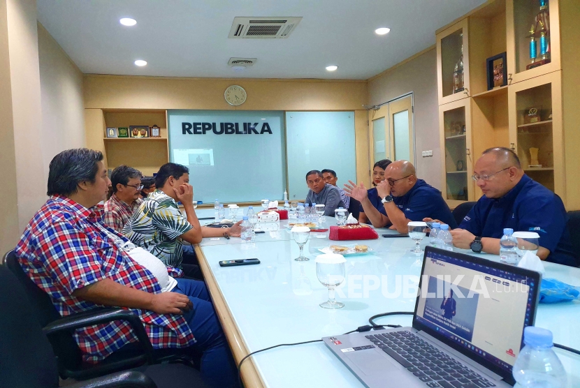 Direktur Utama ITDC, Ari Respati (kedua kanan) Berkunjung ke Kantor Republika, Jakarta, Rabu (22/11/23). Kunjungan dalam rangka memperkenalkan Mandalika menjadi destinasi Utama sport tourism.Ahmad Fauji/Republika