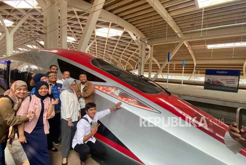 Penumpang Kereta Cepat Jakarta-Bandung dari Stasiun Tegalluar, Kabupaten Bandung, tiba di Stasiun Halim, Jakarta, Senin (18/9/2023). 