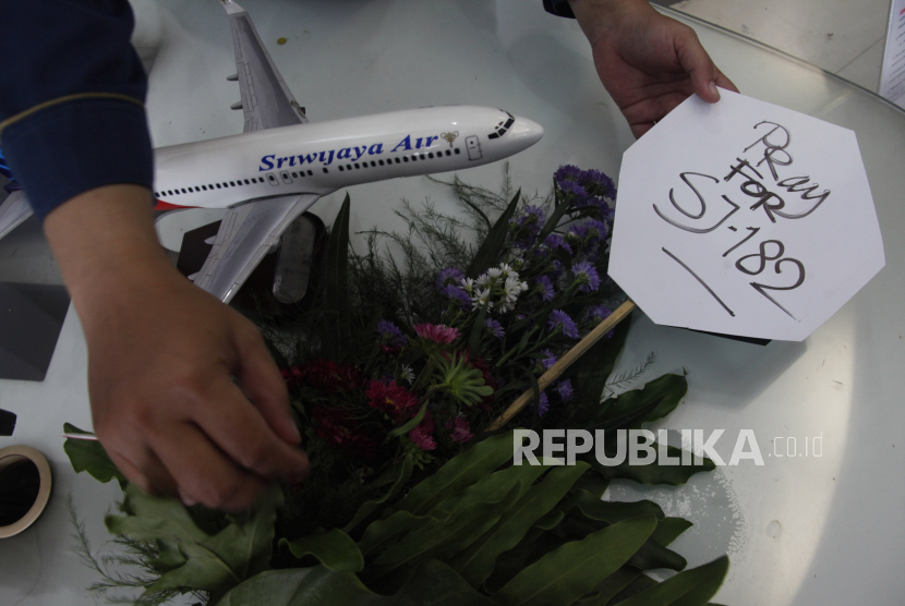 Warga membawa bunga dan berdoa bersama bagi para korban kecelakaan pesawat Sriwijaya Air SJ182 yang jatuh di perairan Kepulauan Seribu, Sabtu (9/1).