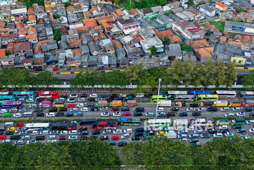 Sejumlah kendaraan pemudik mengatre untuk memasuki kapal Ferry di Pelabuhan Merak, Cilegon, Banten, Sabtu (6/4/2024). Penjualan tiket kapal Ferry hingga 8 April 2024 sudah habis terjual pada puncak arus mudik Lebaran 2024.