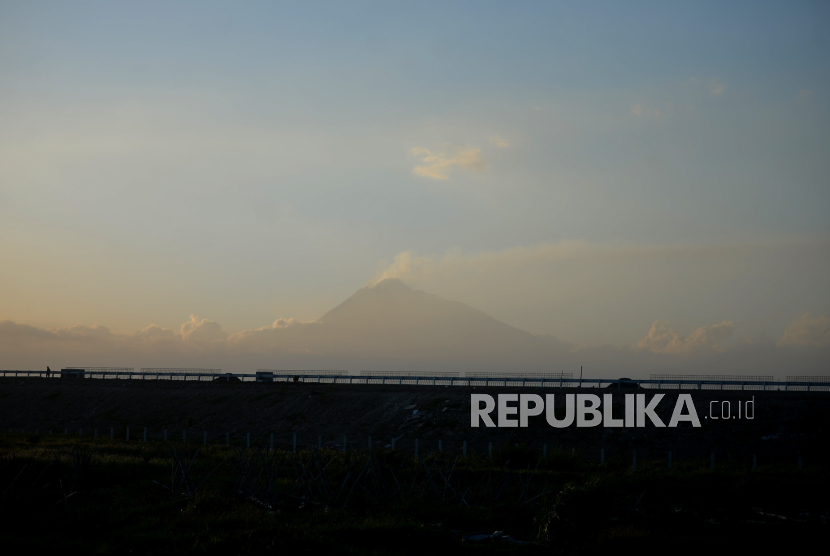 Gunung Merapi terlihat dari lokasi pembangunan jalan tol Solo-Jogja di Delanggu, Jawa Tengah.
