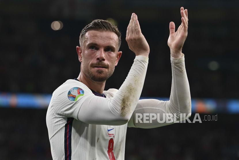 Pemain Inggris Jordan Henderson merayakan kemenangan 2-1 timnya pada akhir pertandingan semifinal kejuaraan sepak bola Euro 2020 antara Inggris dan Denmark di stadion Wembley di London, Rabu, 7 Juli 2021. 