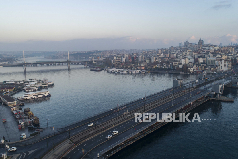  Foto udara yang diambil dengan drone menunjukkan Jembatan Galata dan Tanduk Emas selama penguncian di Istanbul, Turki, 06 Desember 2020. Turki  mengumumkan pemberlakuan tindakan pencegahan perjalanan internasional selama pandemi.