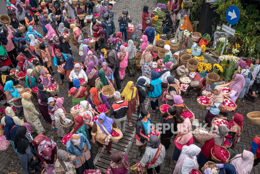 Foto udara sejumlah petani menawarkan bunga mawar tabur kepada tengkulak bunga di Pasar Bunga Bandungan, Kabupaten Semarang, Jawa Tengah, Kamis (26/1/2023). Menurut tengkulak di pasar bunga tersebut, harga bunga mawar tabur merah maupun putih di tingkat petani setempat melonjak dari sekitar Rp15.000 - Rp40.000 per keranjang (ukuran 1-3 kilogram) menjadi sekitar Rp100.000 - Rp350.000 per keranjang menyusul permintaan bunga yang meningkat pada bulan Rajab penanggalan Hijriyah sebagai sarana berziarah kubur maupun tradisi nyadran atau bersih desa di berbagai wilayah di Jawa Tengah. ANTARA FOTO/Aji Styawan/rwa.