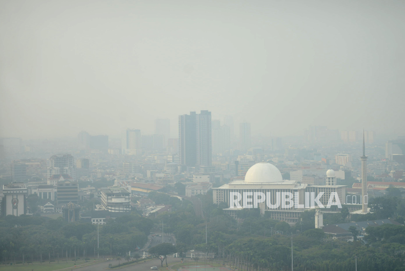 Suasana gedung-gedung bertingkat yang tertutup oleh kabut polusi di Jakarta, 25 Juli 2023.