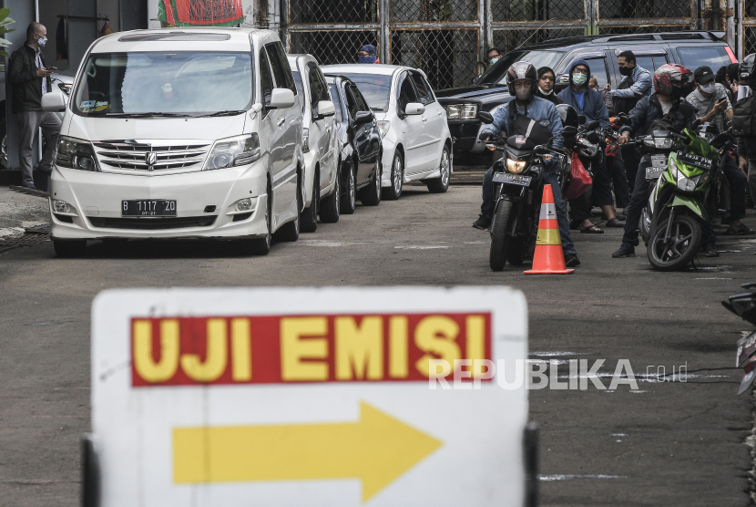 Sejumlah pengendara mobil dan motor antre untuk pemeriksaan uji emisi gas buangan di kantor Dinas Lingkungan Hidup DKI Jakarta. Pemprov DKI Jakarta akan menilang kendaraan yang tidak lulus uji emisi.