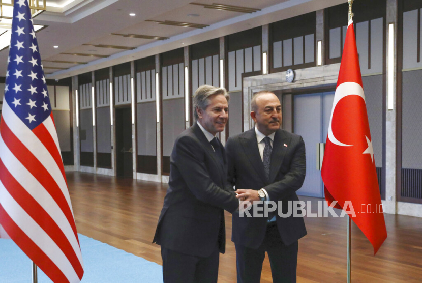  Menteri Luar Negeri AS Antony Blinken (kiri) berjabat tangan dengan Menteri Luar Negeri Turki Mevlut Cavusoglu sebelum pertemuan mereka di Ankara, Turki, Senin (20/2/2023.)