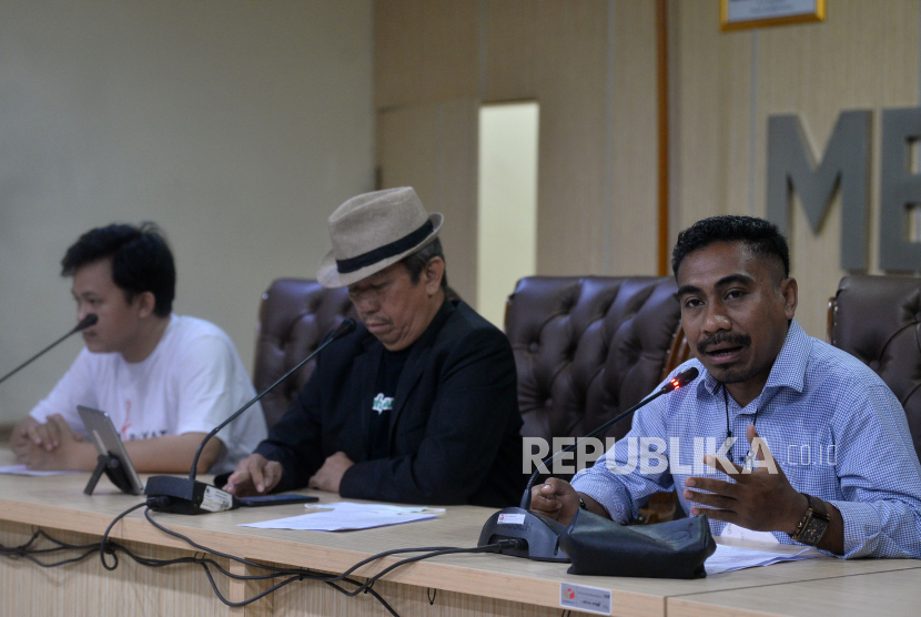 Direktur Kata Rakyat Alwan Ola Riantoby (kanan) memberikan keterangan terkait belum cairnya anggaran Pemilu 2024.