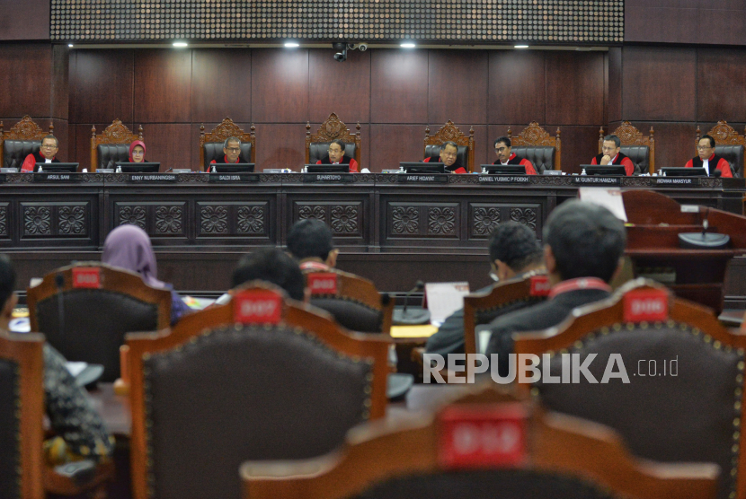 Ketua Majelis Hakim Mahkamah Konstitusi (MK) Suhartoyo besama hakim konstitusi lainnya memimpin sidang. Analis pertahanan sebut kapolda yang dihadirkan ke sidang MK harus dapat izin Kapolri.