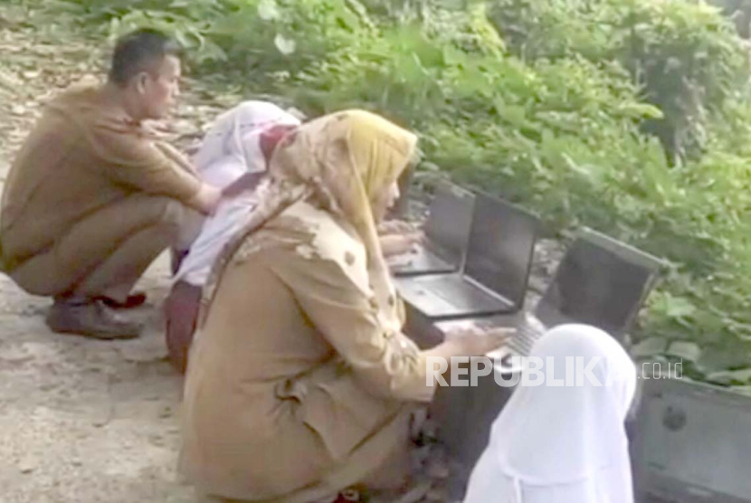 Murid SD Negeri 28 Parit Panjang, Kecamatan Lubuk Basung, Kabupaten Agam, harus naik bukit untuk melangsungkan ujian Asesmen Nasional Berbasis Komputer (ANBK) karena tidak ada internet