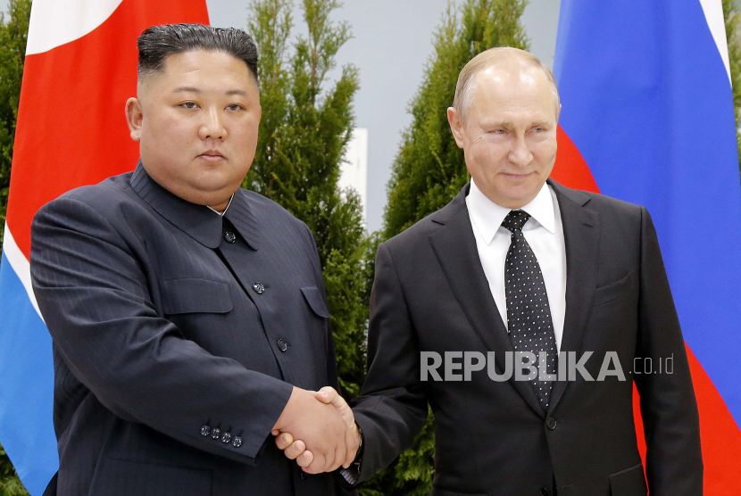 Pemimpin Korea Utara Kim Jong Un telah berangkat dengan kereta api khusus menuju Rusia untuk menghadiri pertemuan puncak Forum Ekonomi Timur dengan Presiden Vladimir Putin