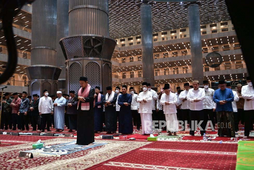 Wakil Presiden Maruf Amin melaksanakan sholat Isya dan Tarawih di Masjid Istiqlal, Jakarta, Jumat (14/4/2023). 