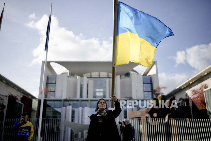Seorang wanita mengibarkan bendera Ukraina (ilustrasi). Misi pemantauan Dana Moneter Internasional (IMF) mulai melakukan peninjauan kedua program pinjaman sebesar 15,6 miliar dolar AS untuk Ukraina.